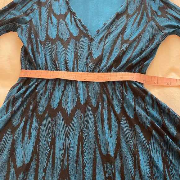 Express blue v-neck dress with feather like pattern - Picture 6 of 9
